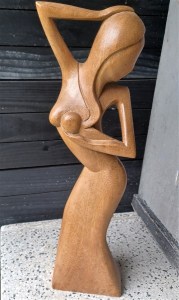 houten sculptuur dame 20003a